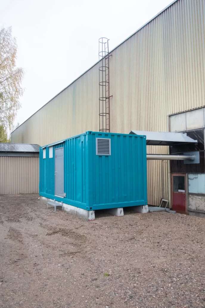 Sähkökattilakontti kuvattuna ulkoa päin.