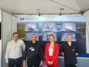 Viitos-Metallin henkilökunta Lepaa-näyttelyssä.