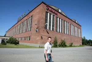 Lehtiartikkelin kuva, Petri Liikasesta Högforsin tehtaan edessä.
