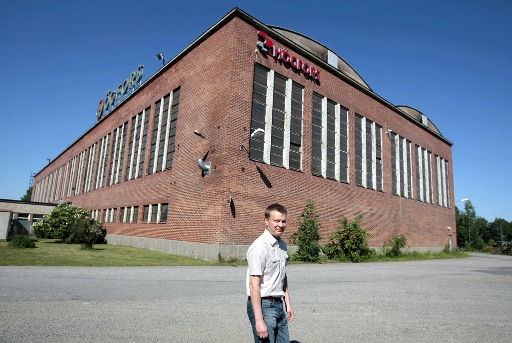 Lehtiartikkelin kuva, Petri Liikasesta Högforsin tehtaan edessä.